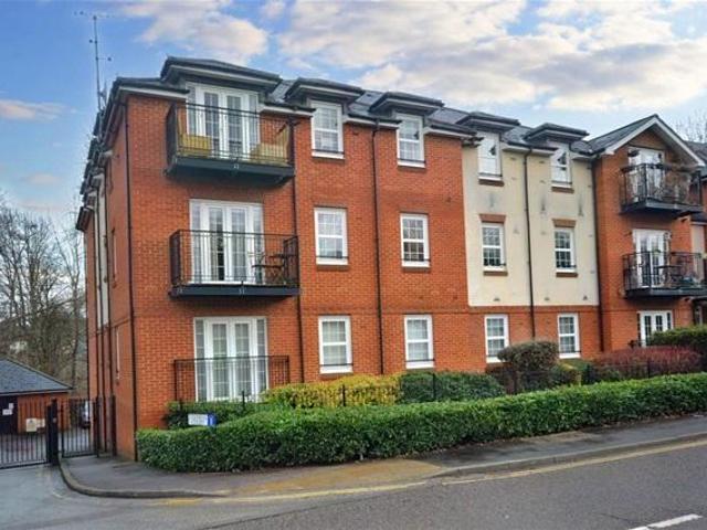 Apartment for rent in Five Acres, Hertfordshire