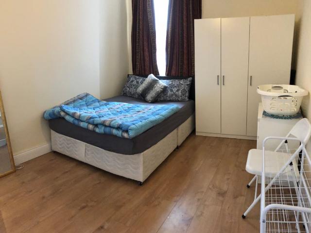 Room for rent in Greenhill, Greater London