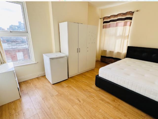 Room for rent in Greenhill, Greater London