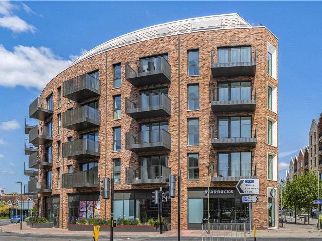 Apartment for rent in Row Town, Surrey