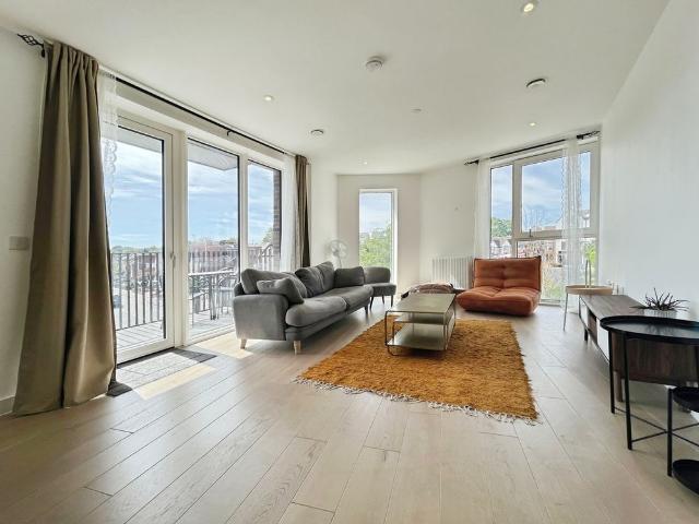 Apartment for rent in Row Town, Surrey