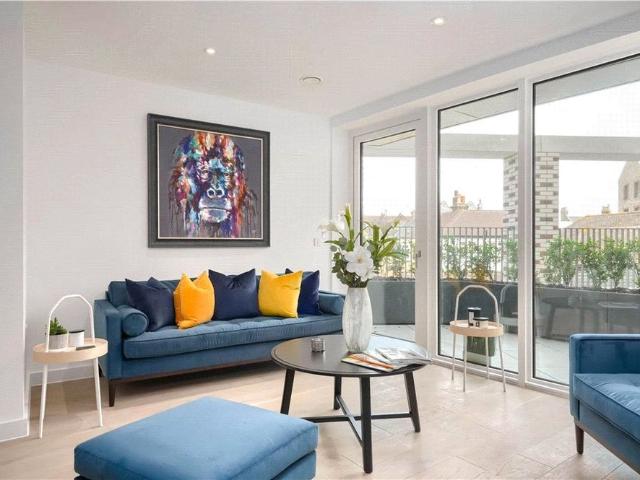 Apartment for rent in Row Town, Surrey