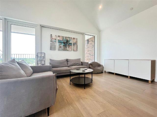 Apartment for rent in Row Town, Surrey