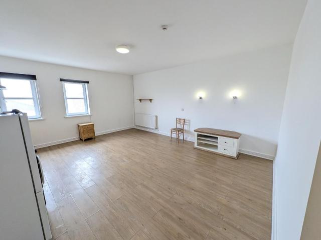 Studio for rent in Llanrhidian Higher, Pen-clawdd