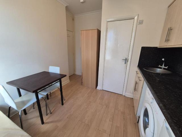 Studio for rent in Winchmore Hill, Edmonton