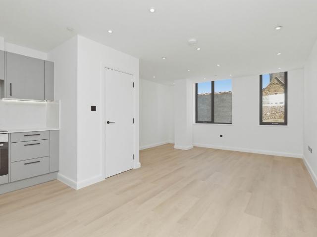 Apartment for rent in Longlands, Greater London