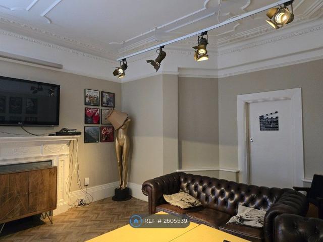 Room for rent in Longlands, Greater London