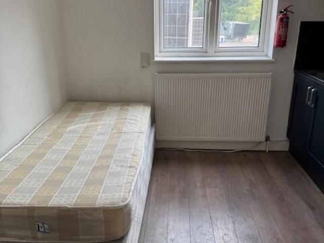 Studio for rent in Winchmore Hill, Edmonton
