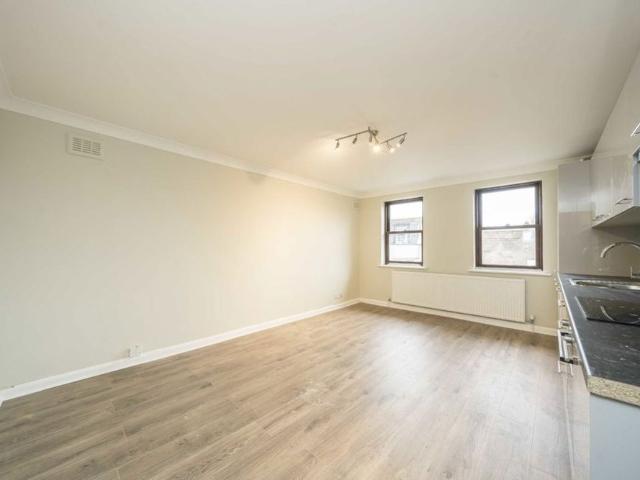 Apartment for rent in Hampton, Greater London