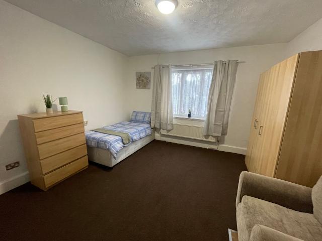 Studio for rent in Darlaston, Walsall