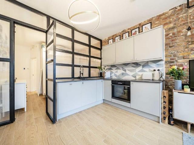 Apartment for rent in Brondesbury, Greater London
