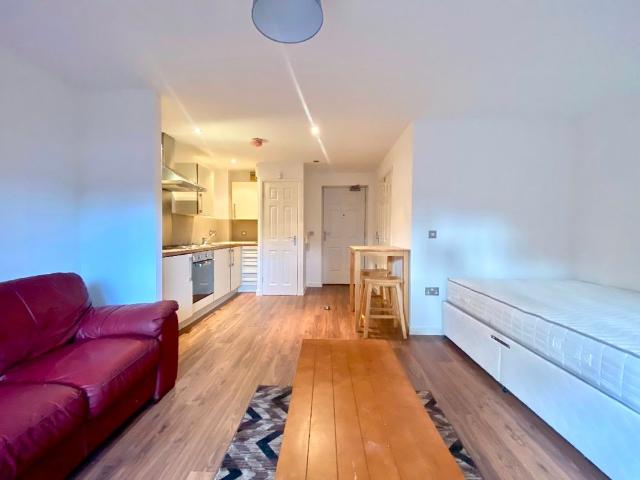 Studio for rent in Heeley Bottom, South Yorkshire