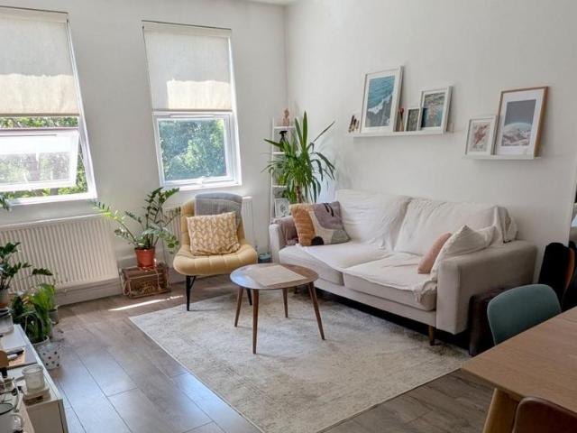 Apartment for rent in Brondesbury, Greater London