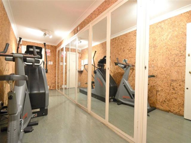 Room for rent in London Borough of Croydon, Cat Hill