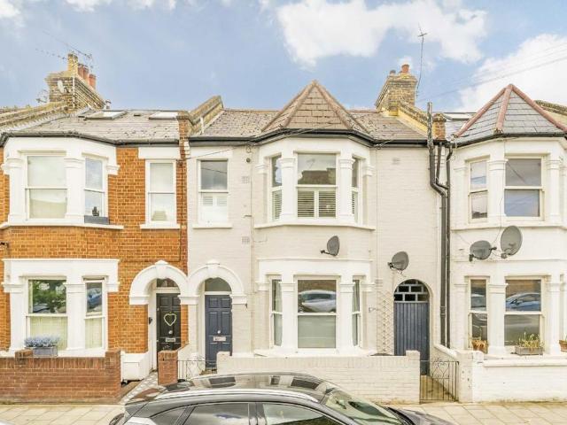 Apartment for rent in Summerstown, Greater London