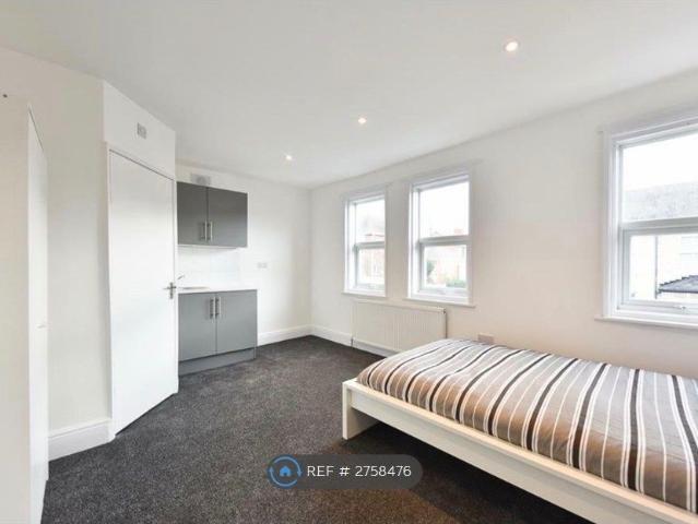 Room for rent in Berry Hill, Potters Corner