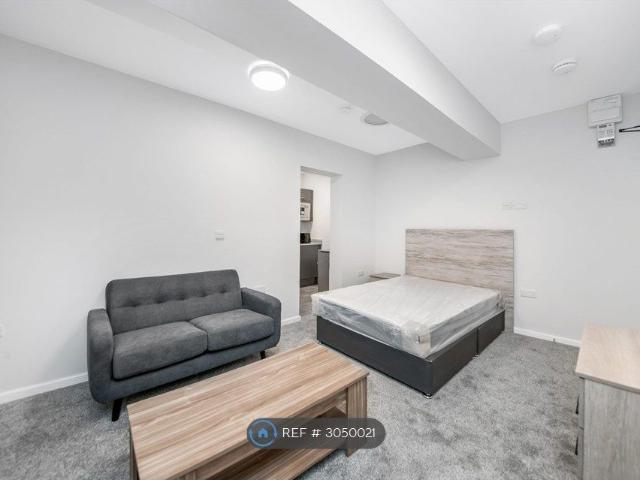 Studio for rent in Folly Hall, Kirklees