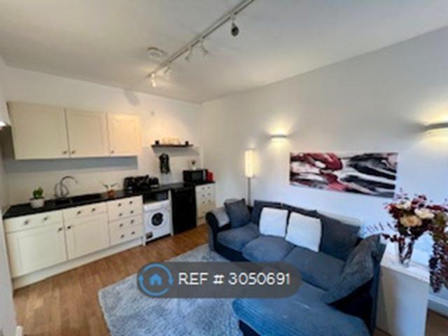 Studio for rent in London Borough of Hounslow, Strand
