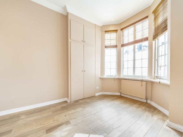 Apartment for rent in Strand-on-the-Green, Greater London