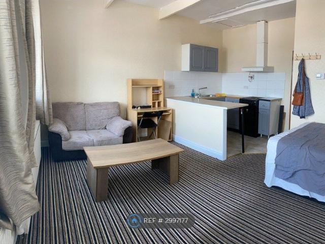 Studio for rent in Ball Hill, West Midlands