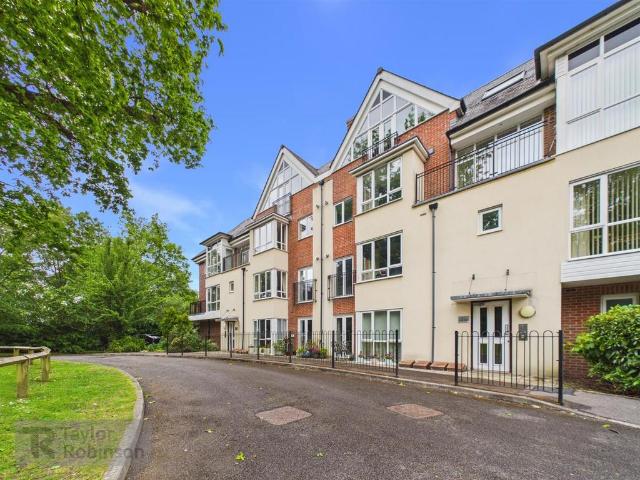Apartment for rent in Pound Hill, Crawley