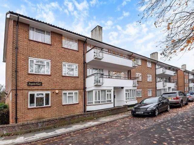 Apartment for rent in Little Stanmore, Greater London