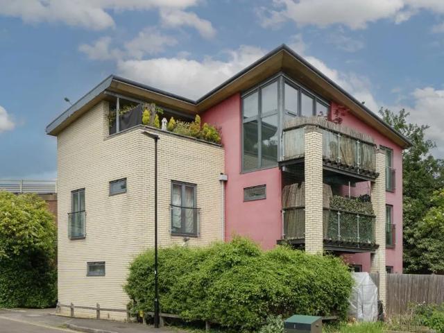 Apartment for rent in London Borough of Hounslow, Strand