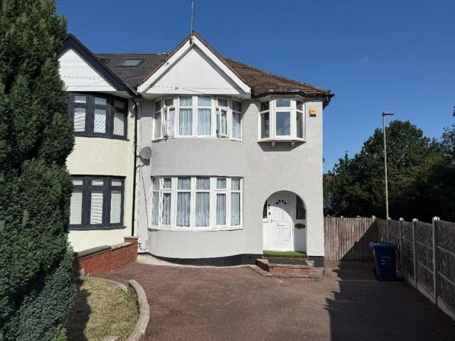 Apartment for rent in The Hale, Greater London