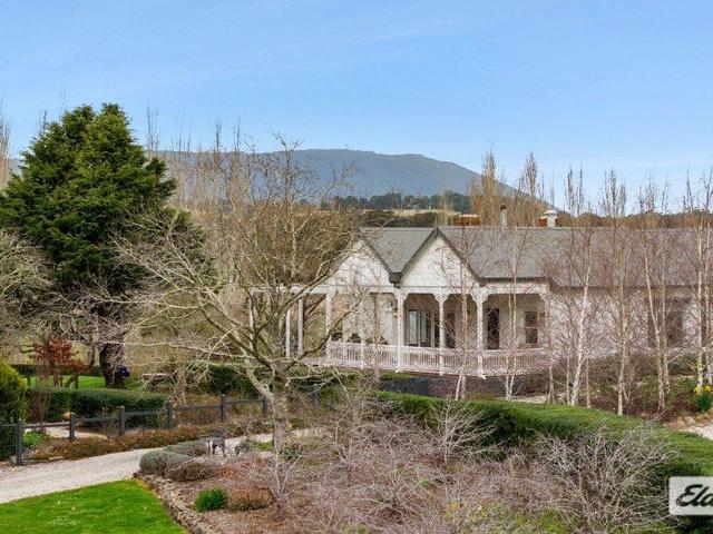 Cottage for sale in Woodend North, Victoria