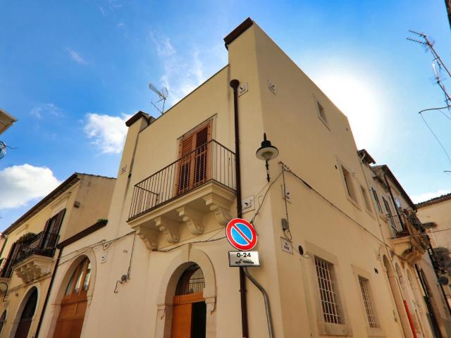 Locale Commerciale in vendita a Cava D'aliga, Sicilia