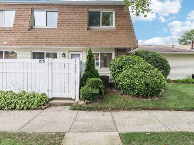 Condo for sale in Holtsville