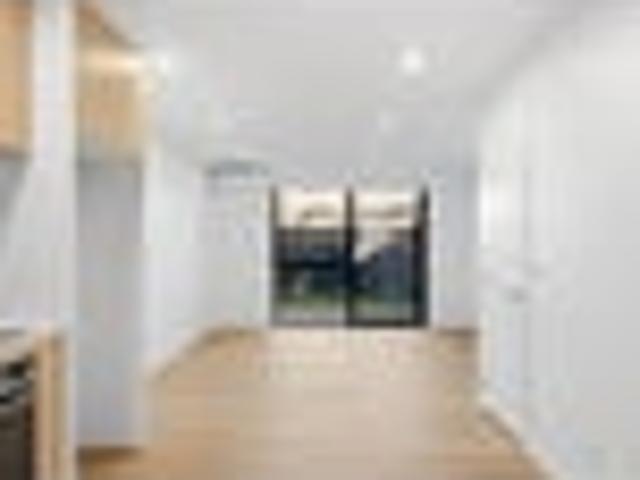Townhouse for sale in Chaslands, Canterbury