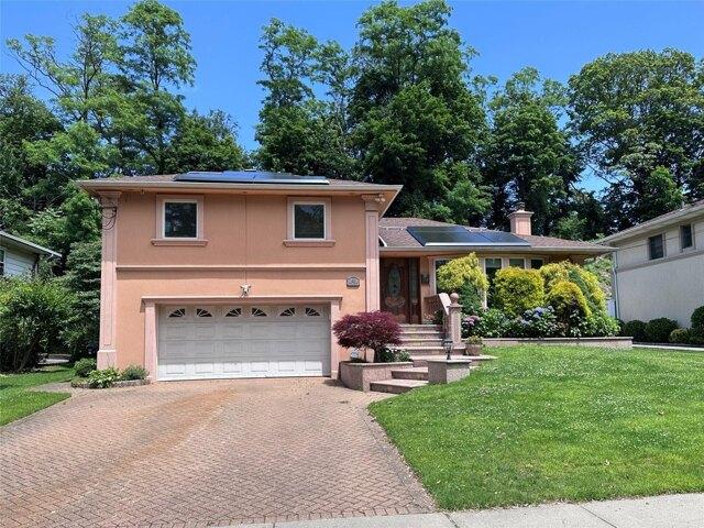 House for sale in Roslyn Heights