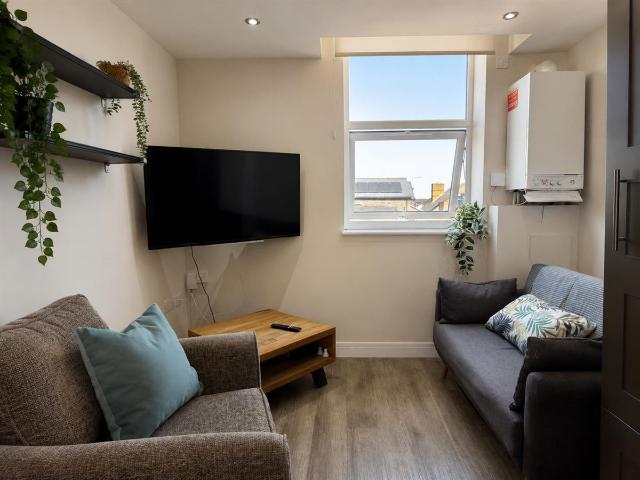 House for rent in Compton Acres, Barton In Fabis