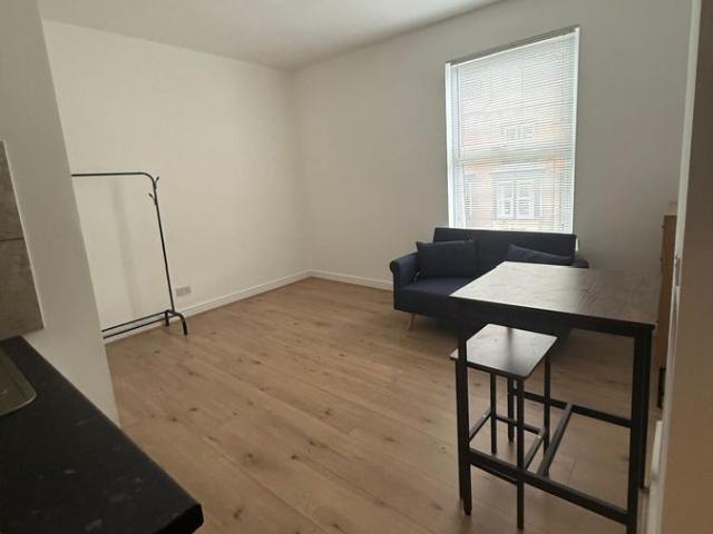 Studio for rent in Holbeck, Beeston Hill