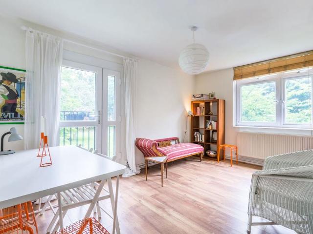 Apartment for rent in Summerstown, Greater London
