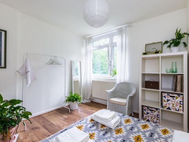Apartment for rent in Summerstown, Greater London