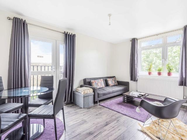 Apartment for rent in Summerstown, Greater London