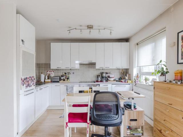 Apartment for rent in Summerstown, Greater London