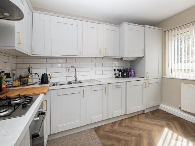 Apartment for rent in Summerstown, Greater London