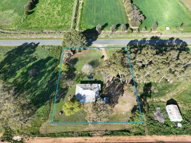 Cottage for sale in Strathmerton, Victoria