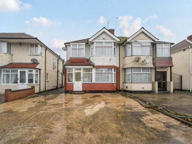 House for rent in Kenton, Greater London