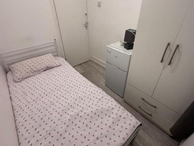Room for rent in London Borough of Merton, Mitcham