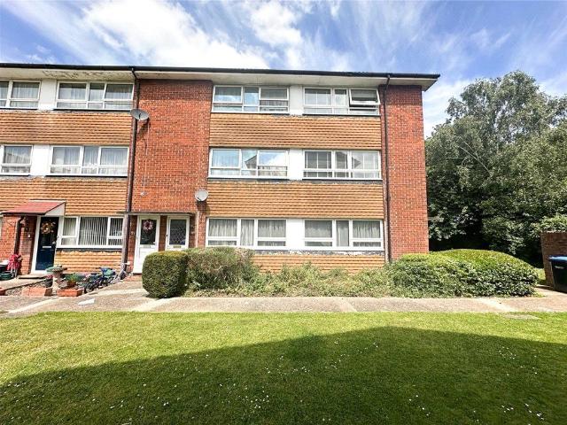 House for rent in Row Town, Surrey