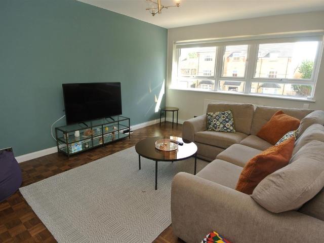 House for rent in Row Town, Surrey