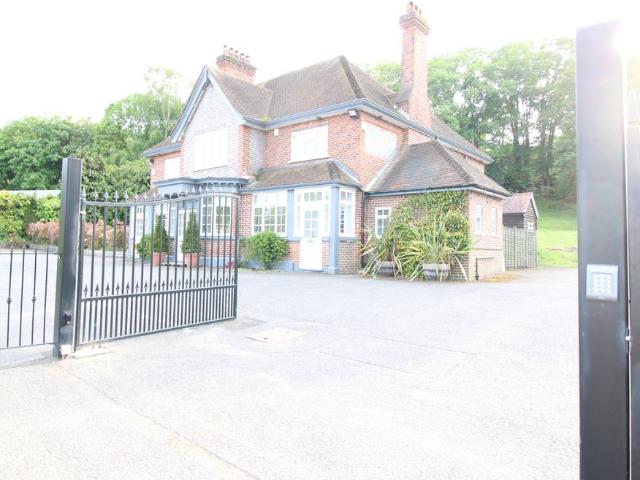 House for rent in Row Town, Surrey