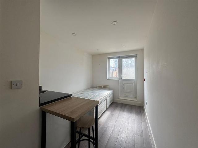 Studio for rent in London Borough of Hillingdon, Greater London