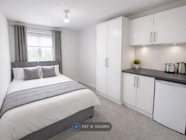 Room for rent in Gould's Green, Greater London