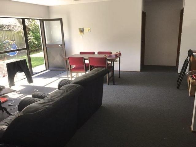 Townhouse for rent in Chaslands, Canterbury