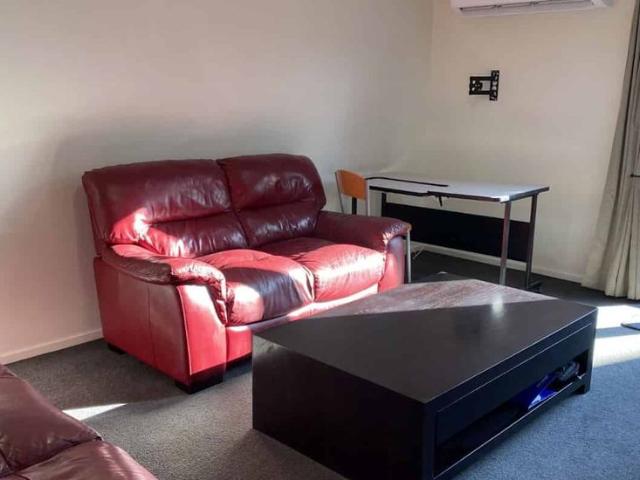 Townhouse for rent in Chaslands, Canterbury